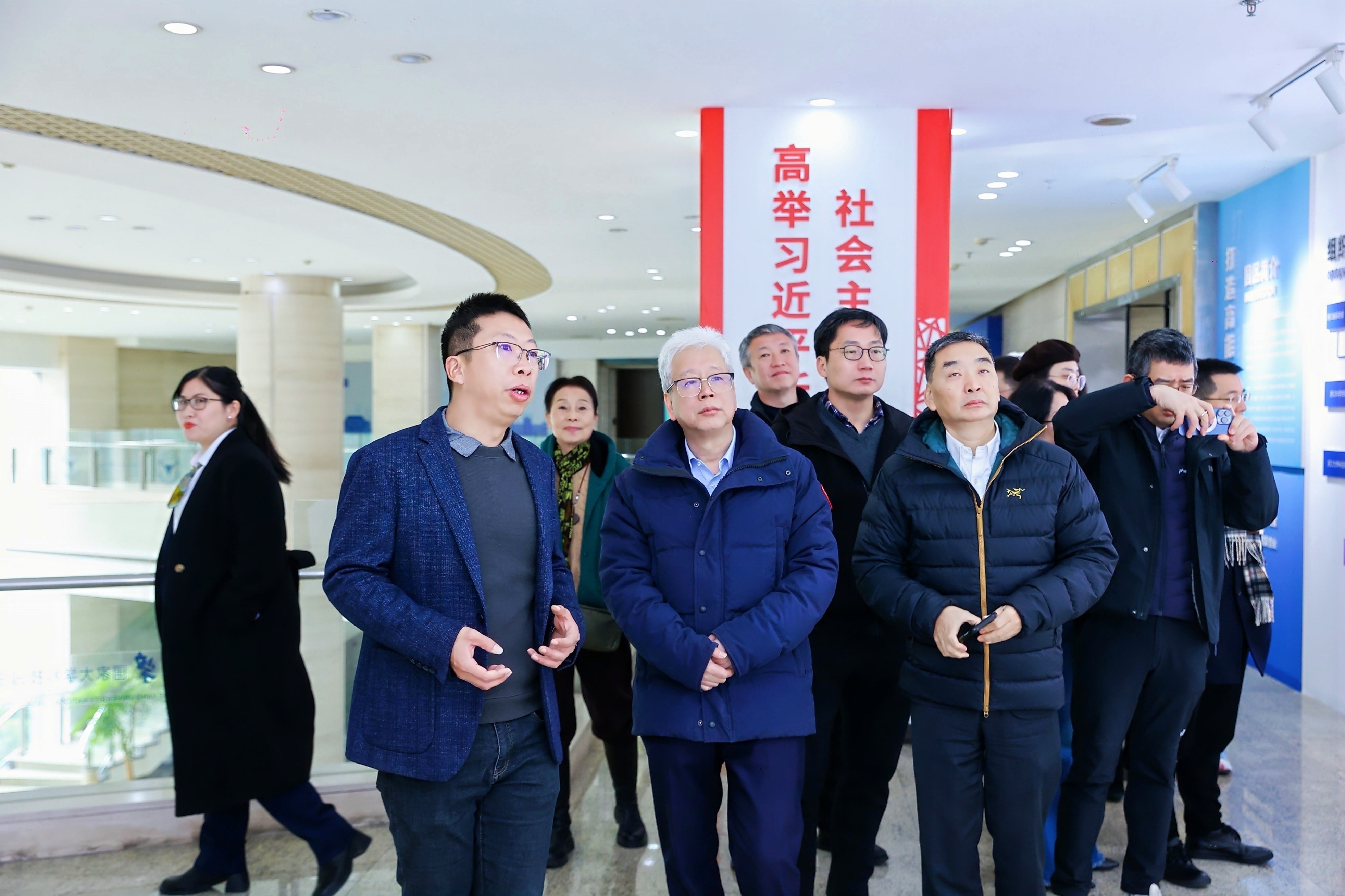 参观浙大科技园宁波分园展厅.jpg