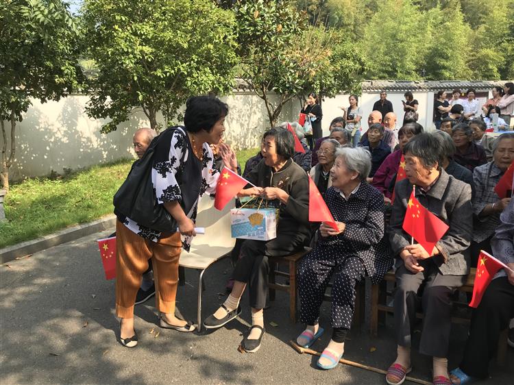 给老人们送上礼物.JPG