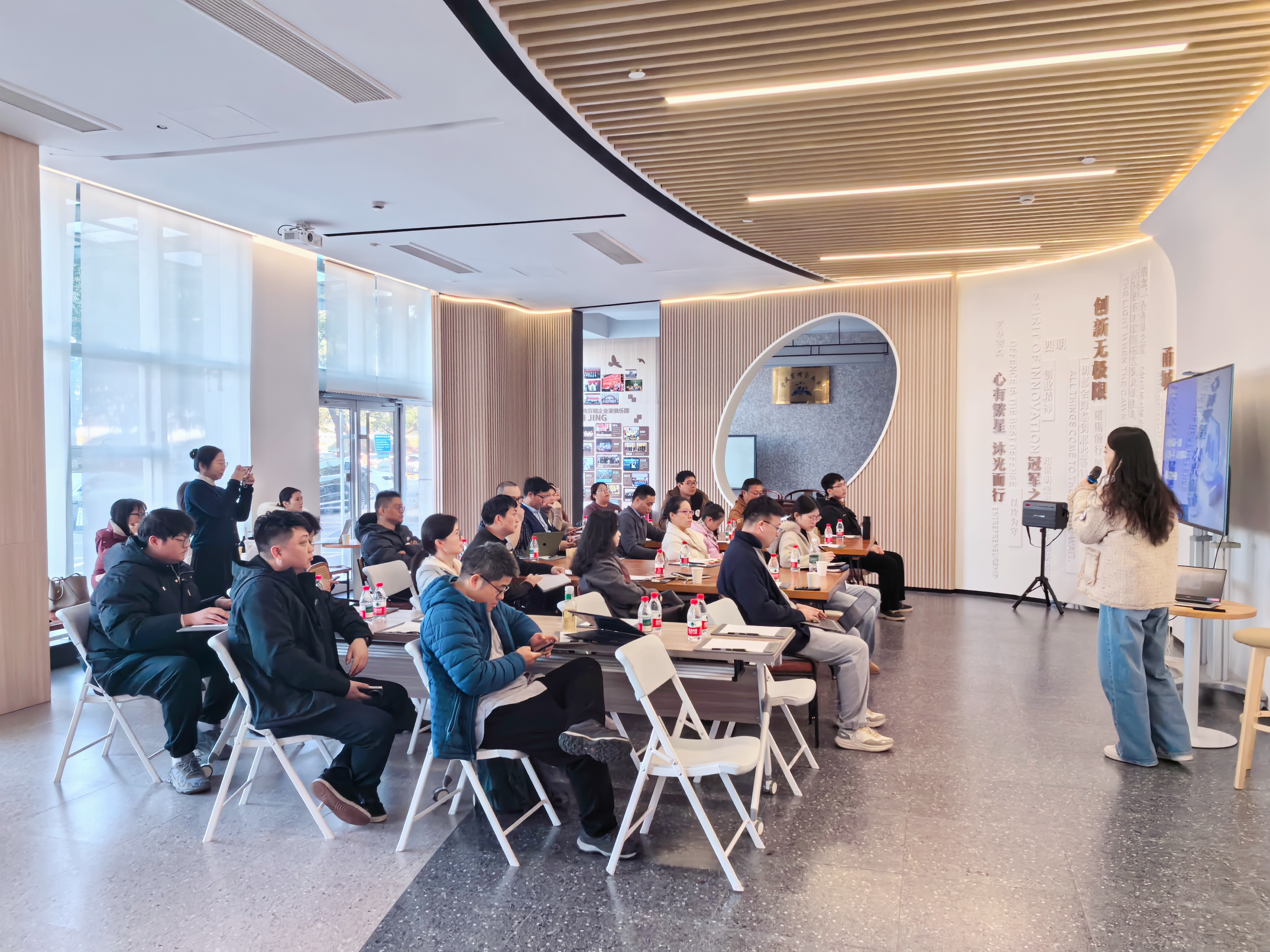 活动回顾 | 智算赋能·轻量启航——成长型企业 AI落地与云成本优化实战研讨会 在浙大科技园宁波分园举办